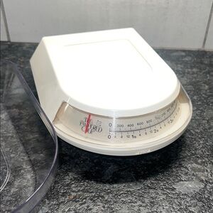 Pampered Chef Slimline kitchen Scale. Seems to be new in box.